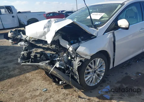 2016 Ford Focus Titanium z USA, uszkodzony, nr VIN 1FADP3J21GL274689